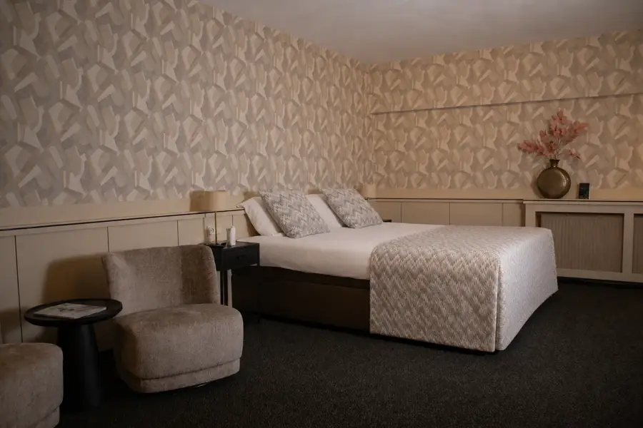 Chambre familiale spacieuse avec lit double et coin salon confortable à l'hôtel Van der Valk Leusden-Amersfoort