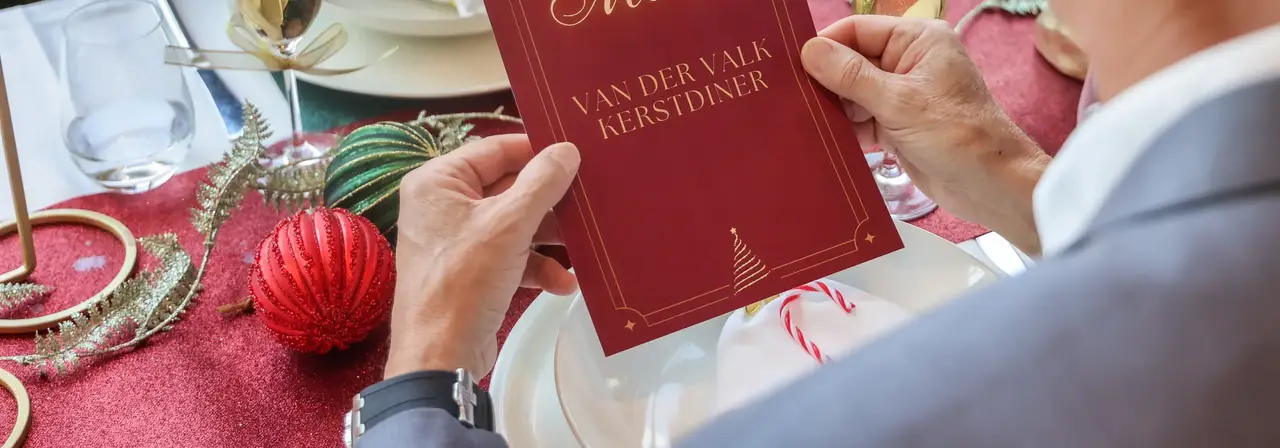 Table dressée avec soin pour le dîner de Noël à quatre plats au Van der Valk Hotel Hoorn.