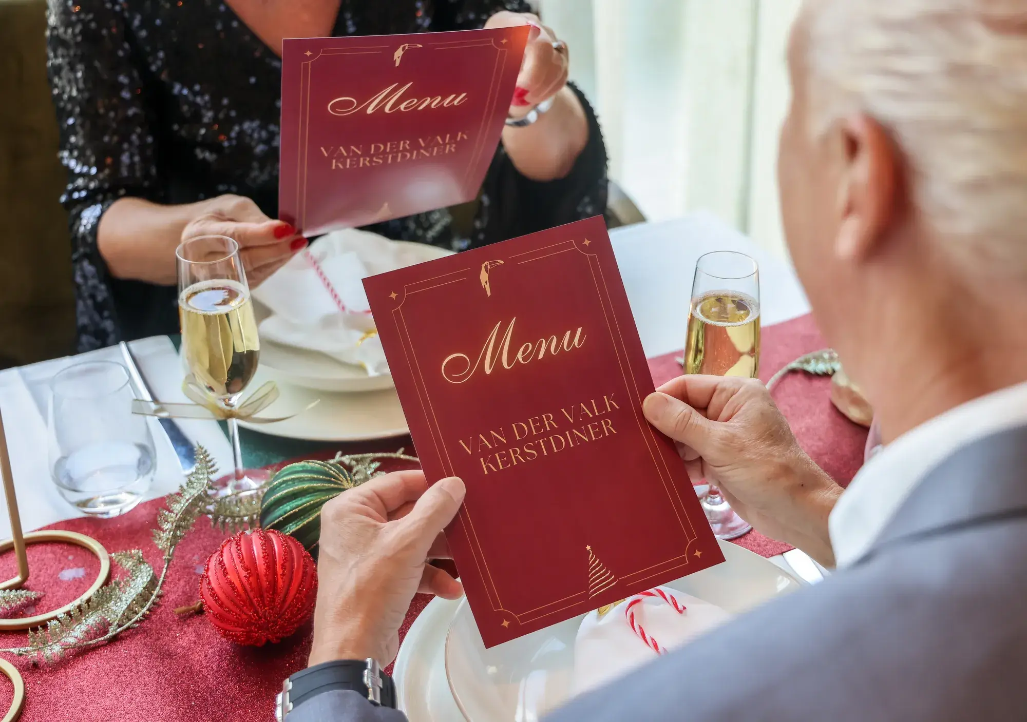 Les convives consultent le menu lors du dîner de Noël festif à l'hôtel Van der Valk de Hoorn.