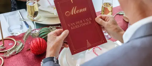 Les convives consultent le menu lors du dîner de Noël festif à l'hôtel Van der Valk de Hoorn.