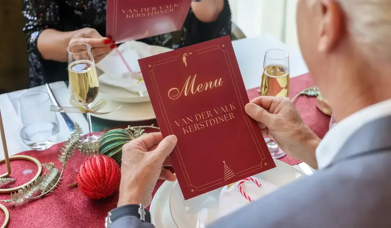 Les convives consultent le menu lors du dîner de Noël à l'hôtel Van der Valk de Hoorn.