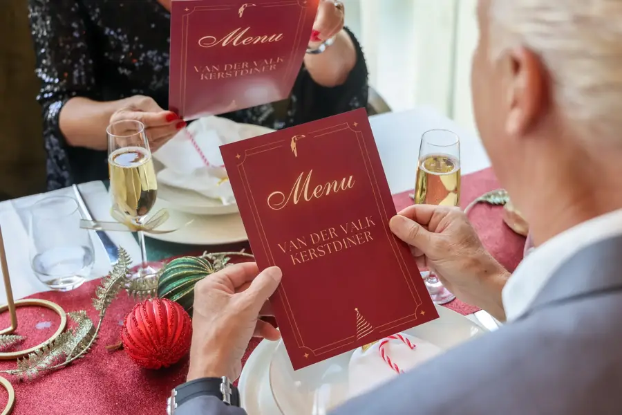 Les convives consultent le menu lors du dîner de Noël à l'hôtel Van der Valk de Hoorn.