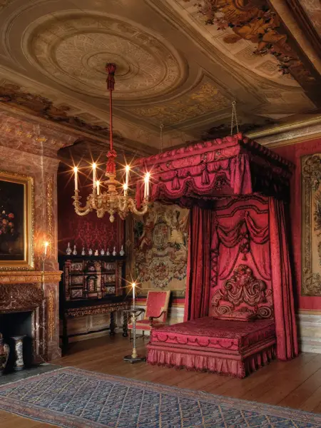 Pink bedroom with a canopy bed in Palace Het Loo
