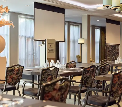 Besprechungsraum Tulp 5-6-7, Cabaret-Ausstattung mit Leinwand