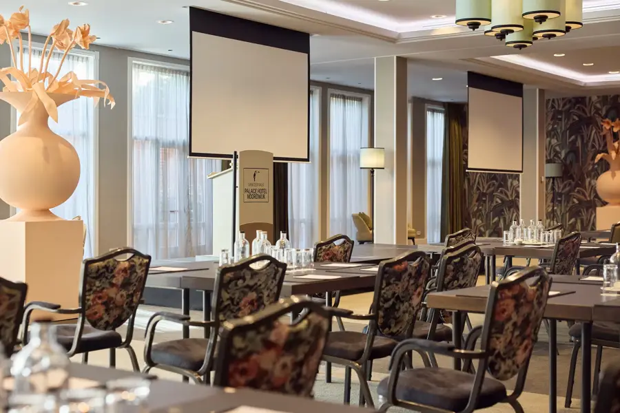 Vergaderzaal Tulp 5-6-7, cabaret opstelling met scherm