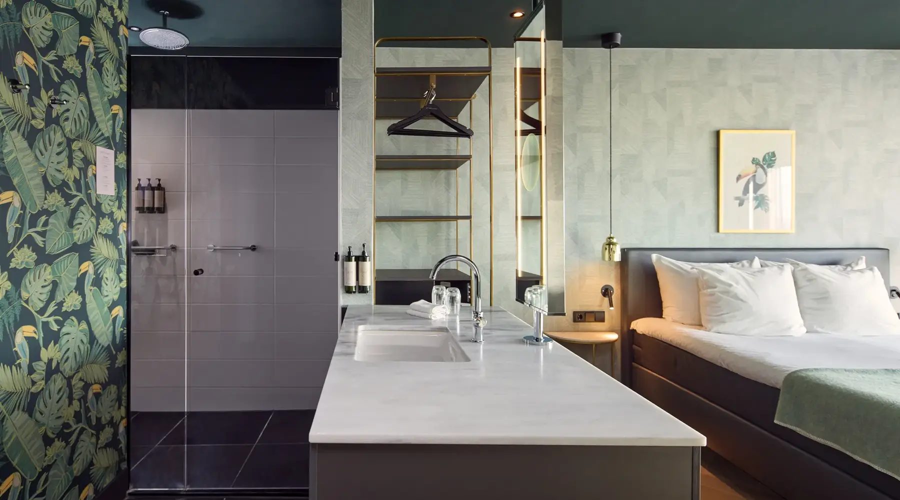 Offenes Badezimmer mit Waschbecken und Dusche