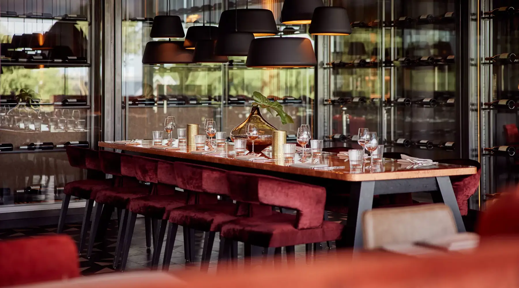 Dinertafel in een wijnkast