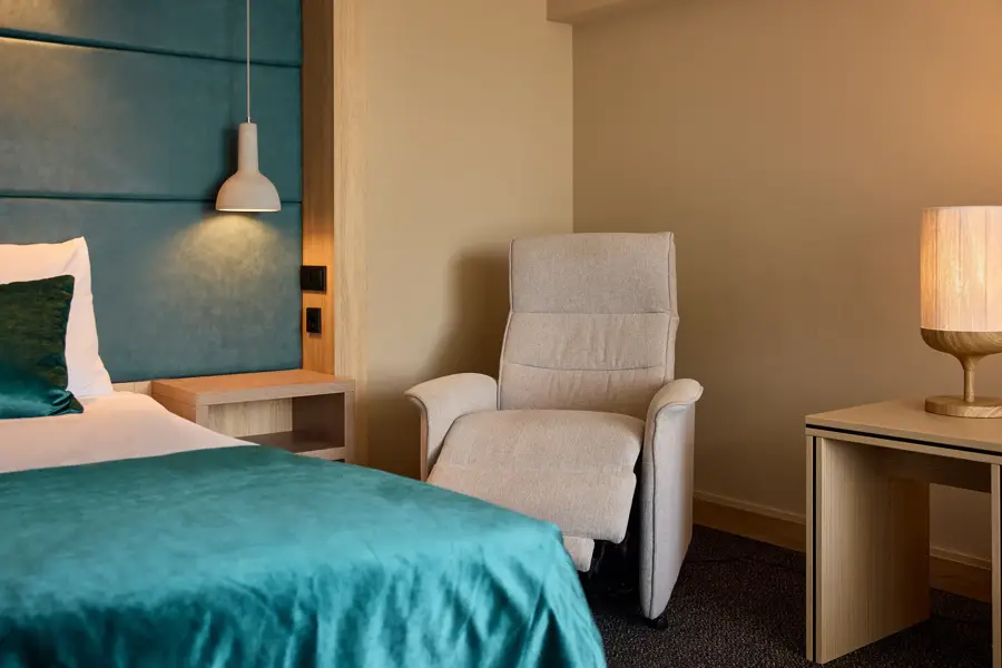 Fauteuil confortable avec table d'appoint dans le coin salon d'une chambre d'hôtel