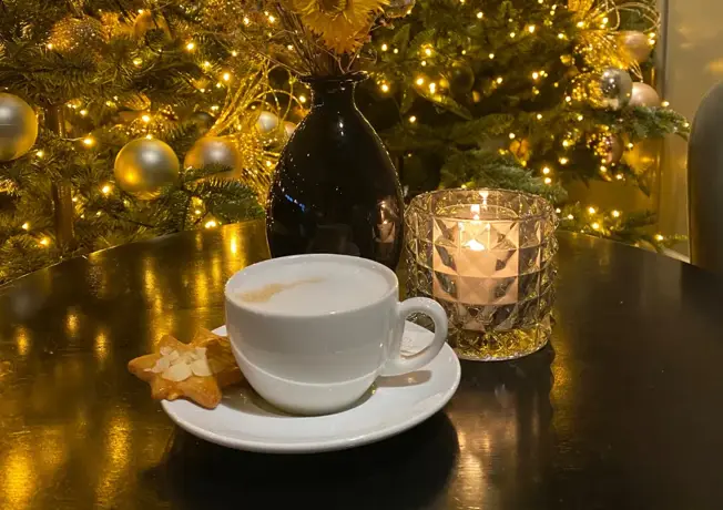 Goldene Tukane auf dem Tisch