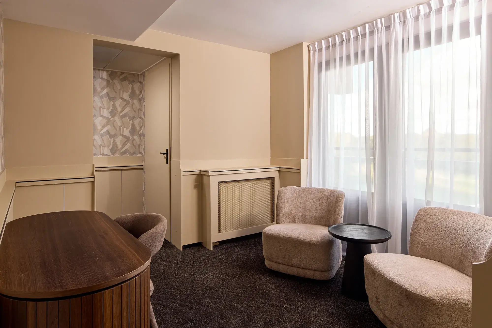 Comfort hotelkamer met twee tweepersoonsbedden, ideaal voor gezinnen of een verblijf met meerdere personen