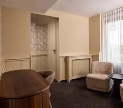 Comfort hotelkamer met twee tweepersoonsbedden, ideaal voor gezinnen of een verblijf met meerdere personen