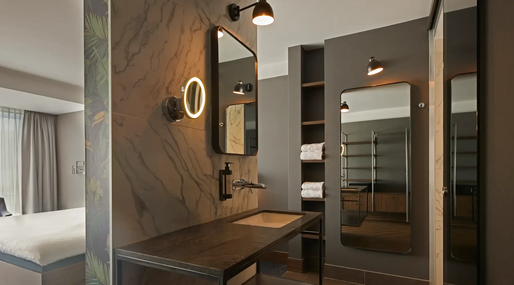 Superior King Room Desk