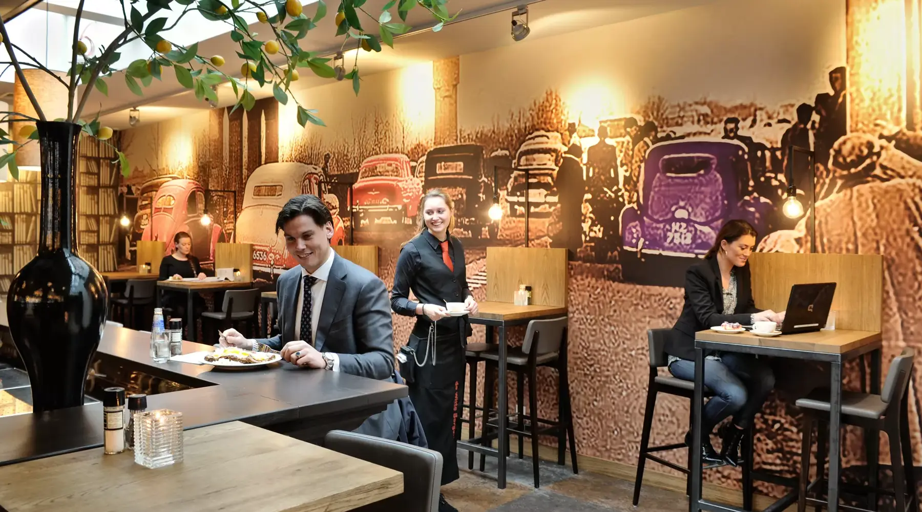 Gasten aan de bar