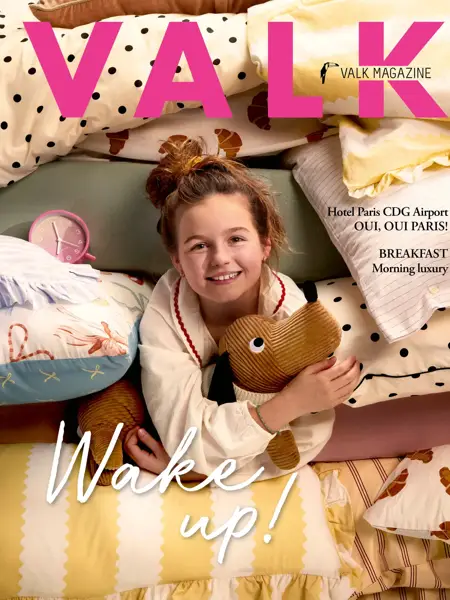 Femme avec une serviette dans les cheveux sur le lit