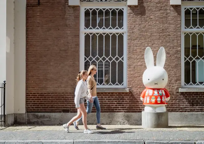 Mensen wandelen bij Nijntjemuseum