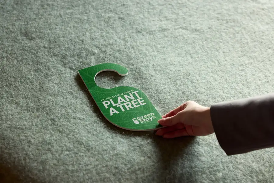 Accroche-porte Green Stays sur le lit