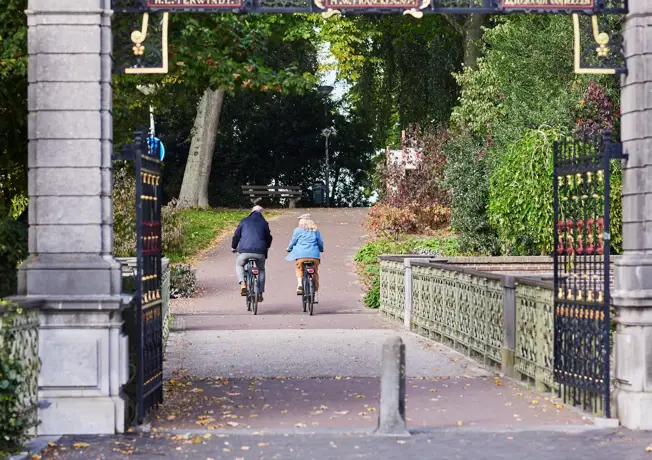 Fahre mit dem Fahrrad.