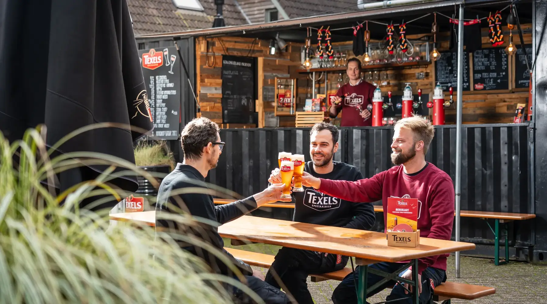 Mannen drinken Texels bier op een terras