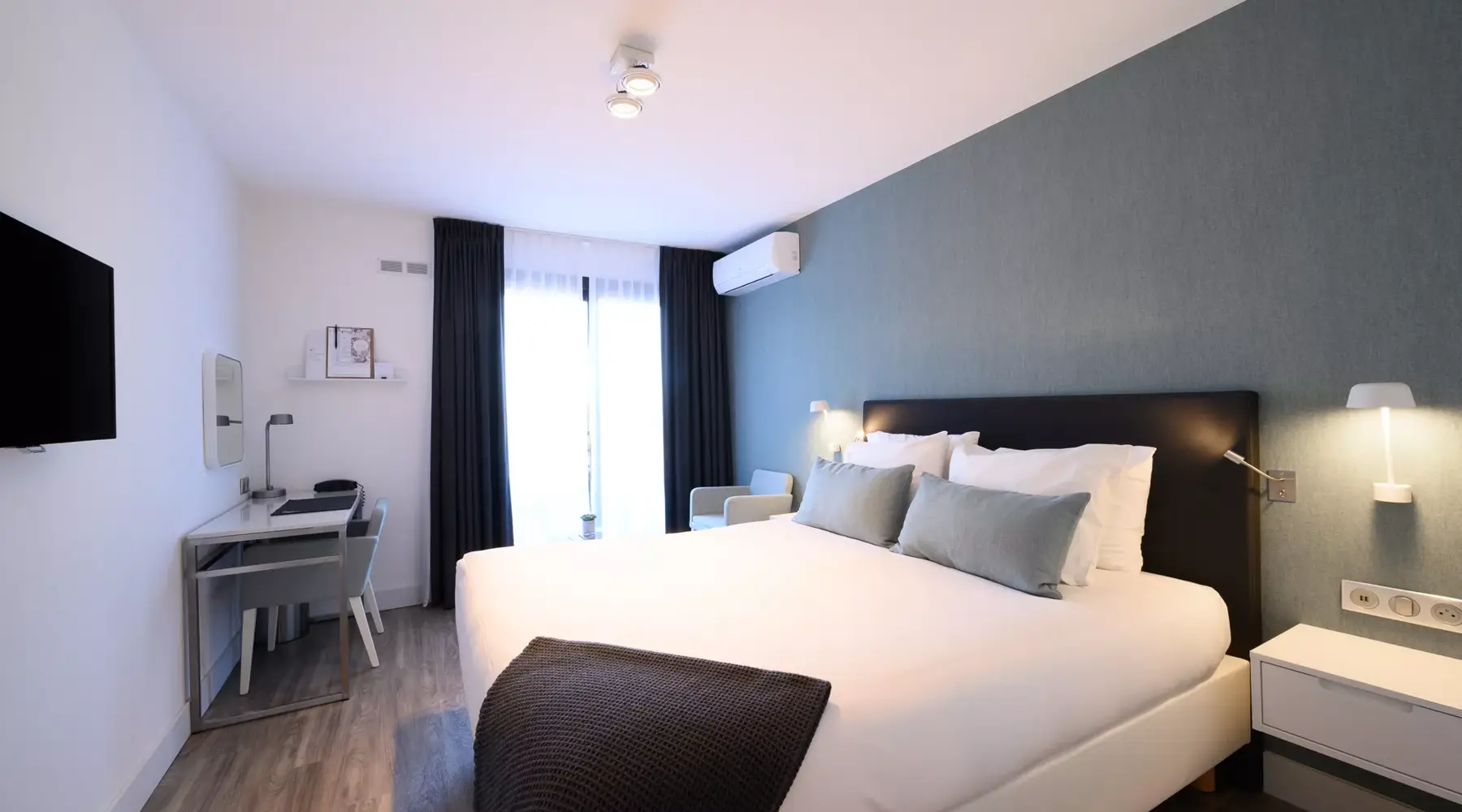 Room at Hotel Le Catalogne