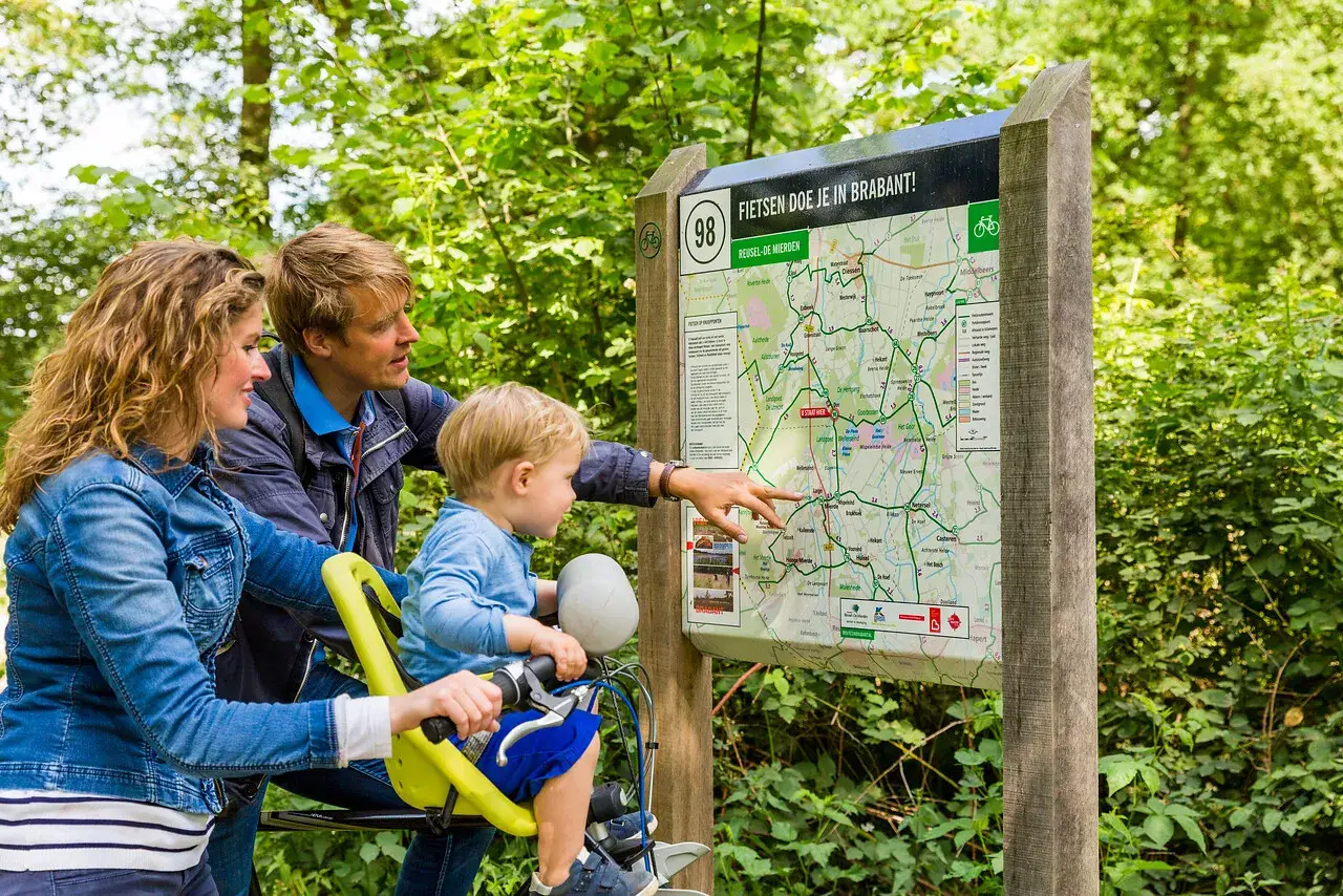 Radfahren rund um Van der Valk 's-Hertogenbosch Vught. Familie konsultiert eine Route für eine Radtour durch Brabant