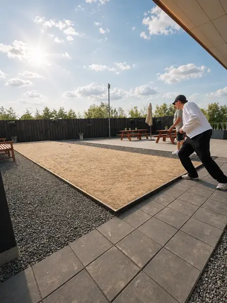 Man gooit bal op jeu de boules baan