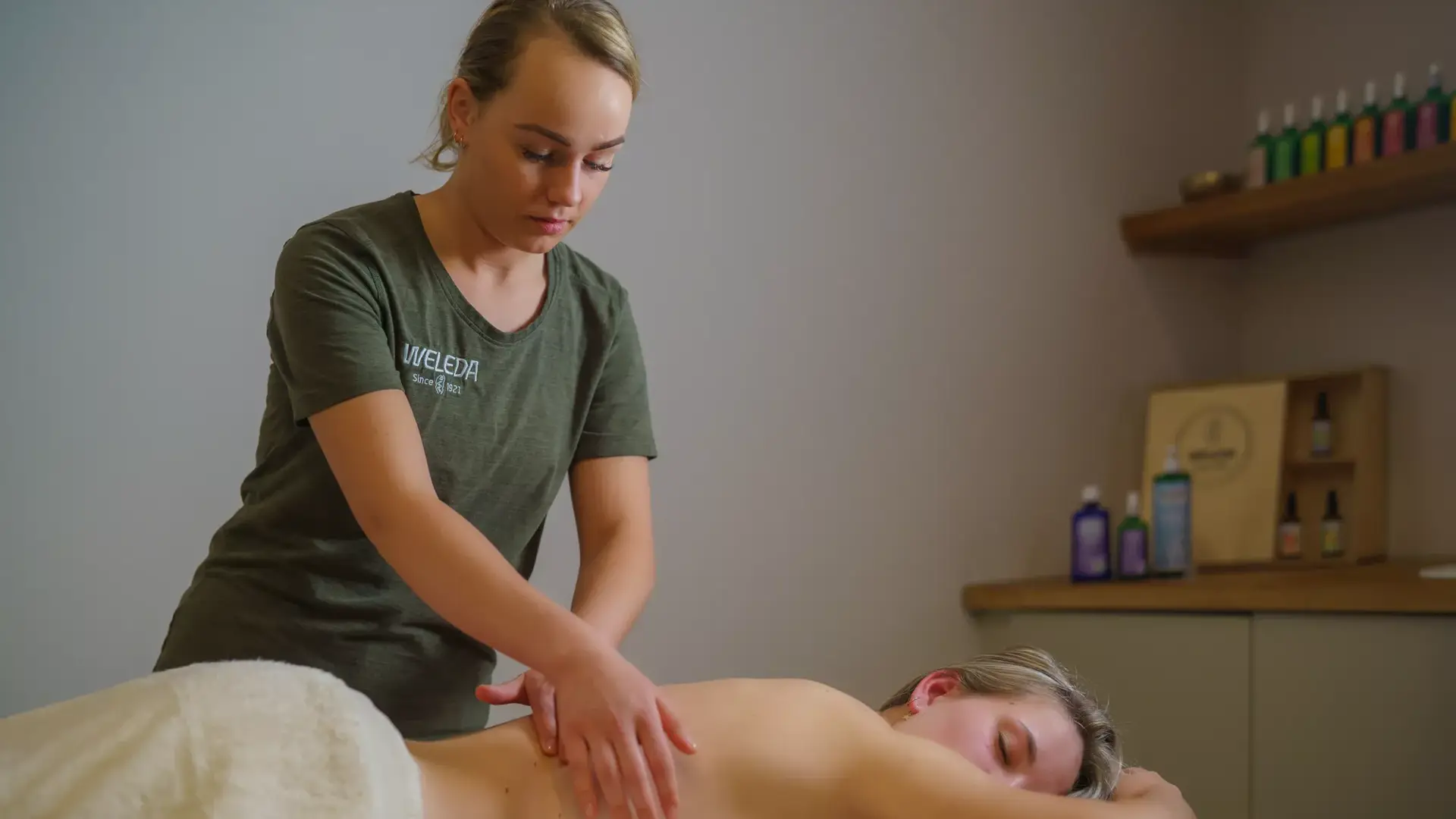 Gast krijgt een massage