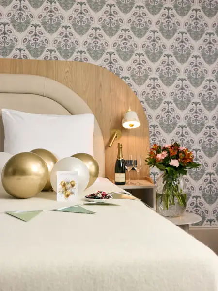 Dekoriertes Bett bei Van der Valk