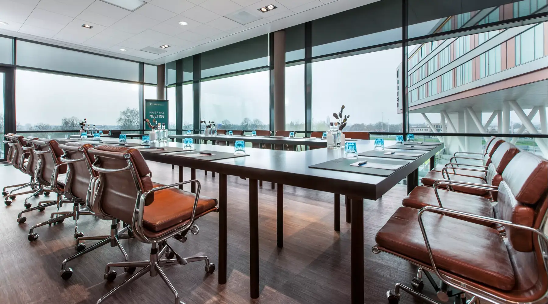 Vergaderzaal met uitzicht op Hotel Veenendaal