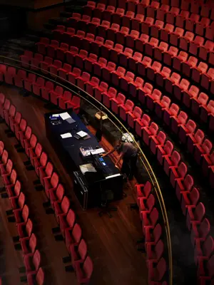 Theater met rode stoelen