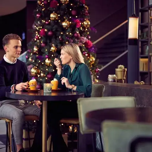 Zakelijke mensen hebben een borrel