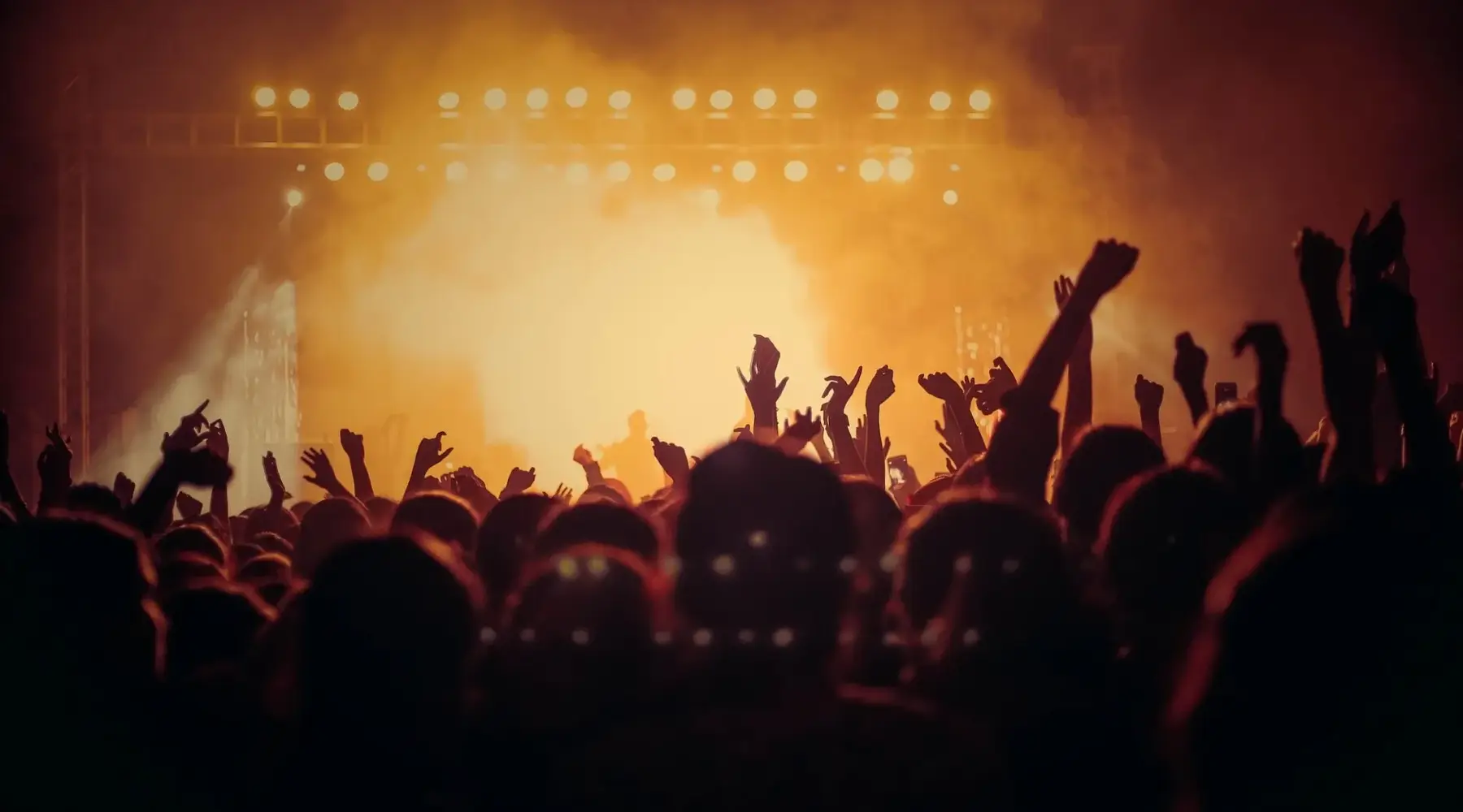 Sfeervolle concertavond van Bruno Mars in Amsterdam met warm podiumlicht en uitverkocht stadionpubliek
