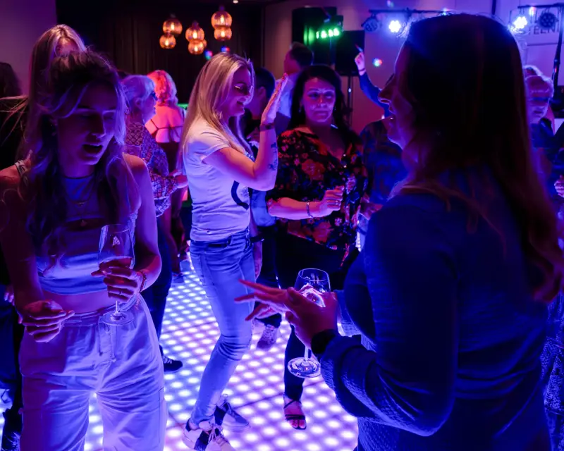 people dance at Van der Valk on the dance floor