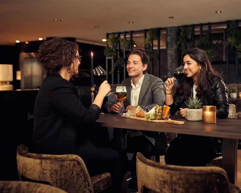 personnes sur la planche apéritive