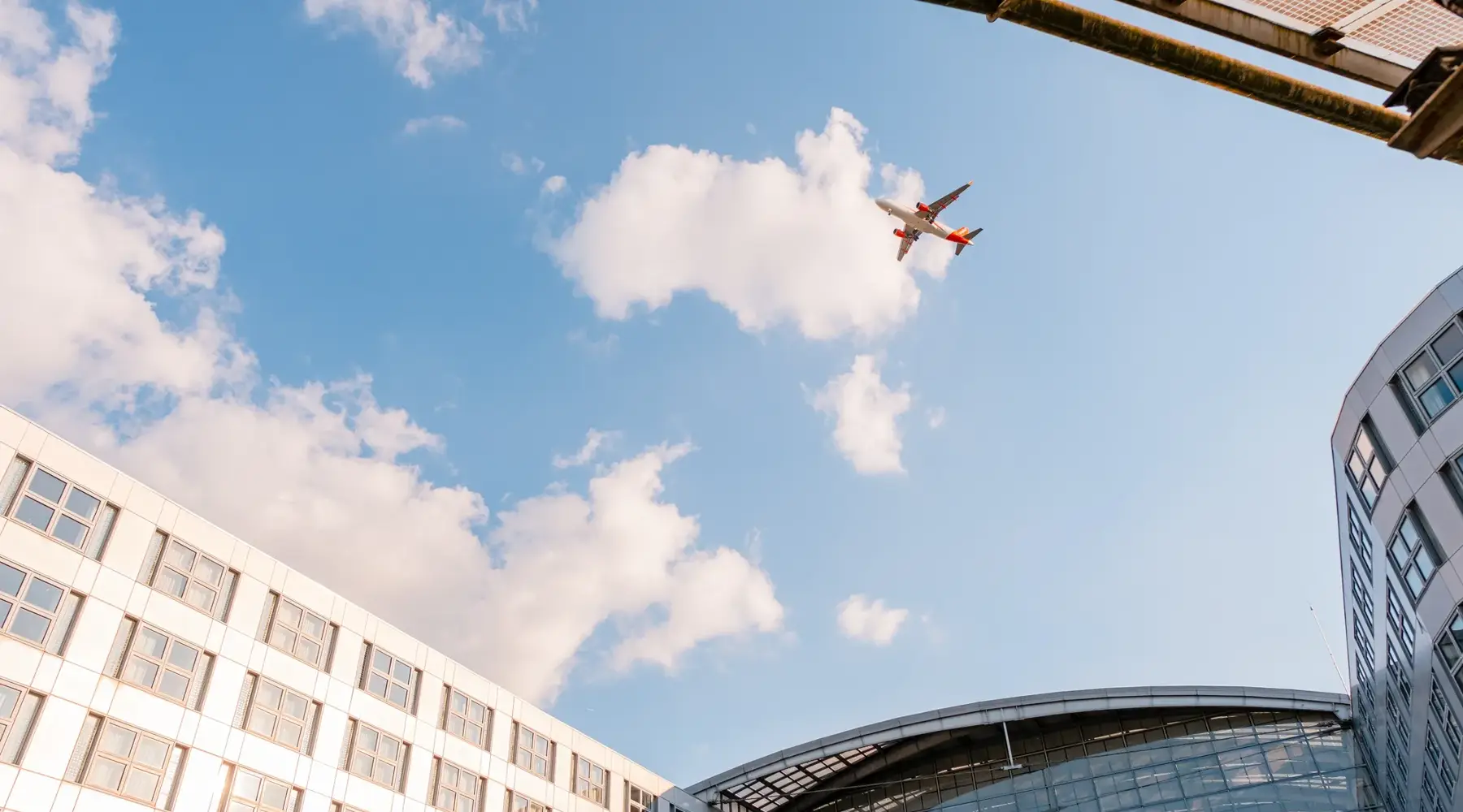 Flugzeug über dem Hotel