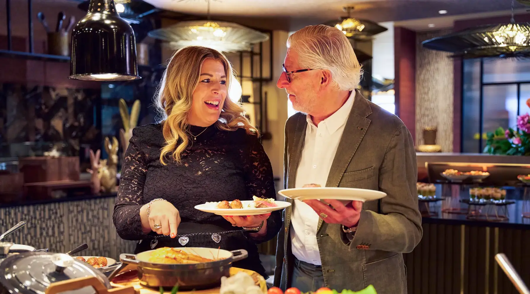 Mann und Frau im Buffetrestaurant.