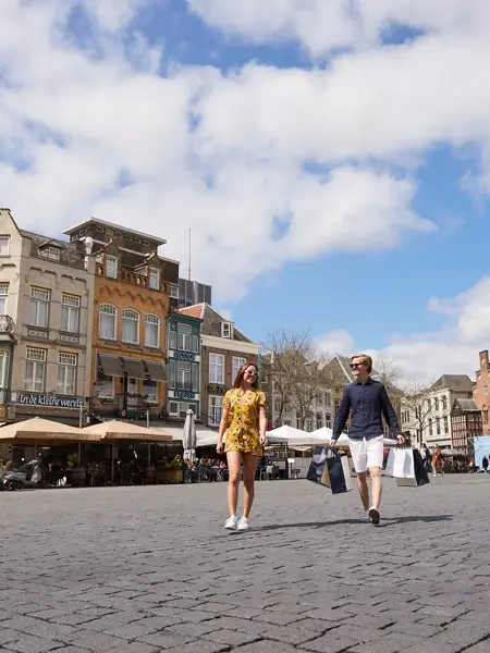 Mann und Frau shoppen in 's-Hertogenbosch
