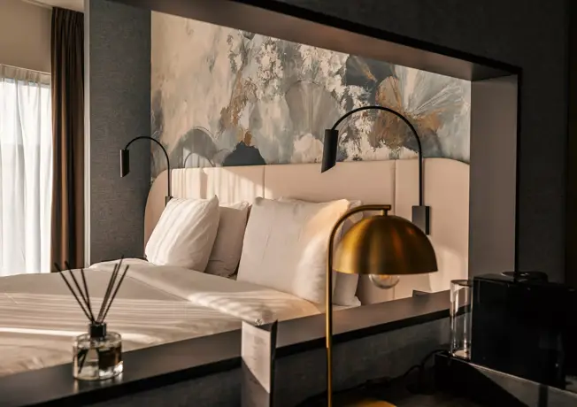 Vue rapprochée du lit dans la chambre supérieure de l'hôtel Van der Valk à Gand