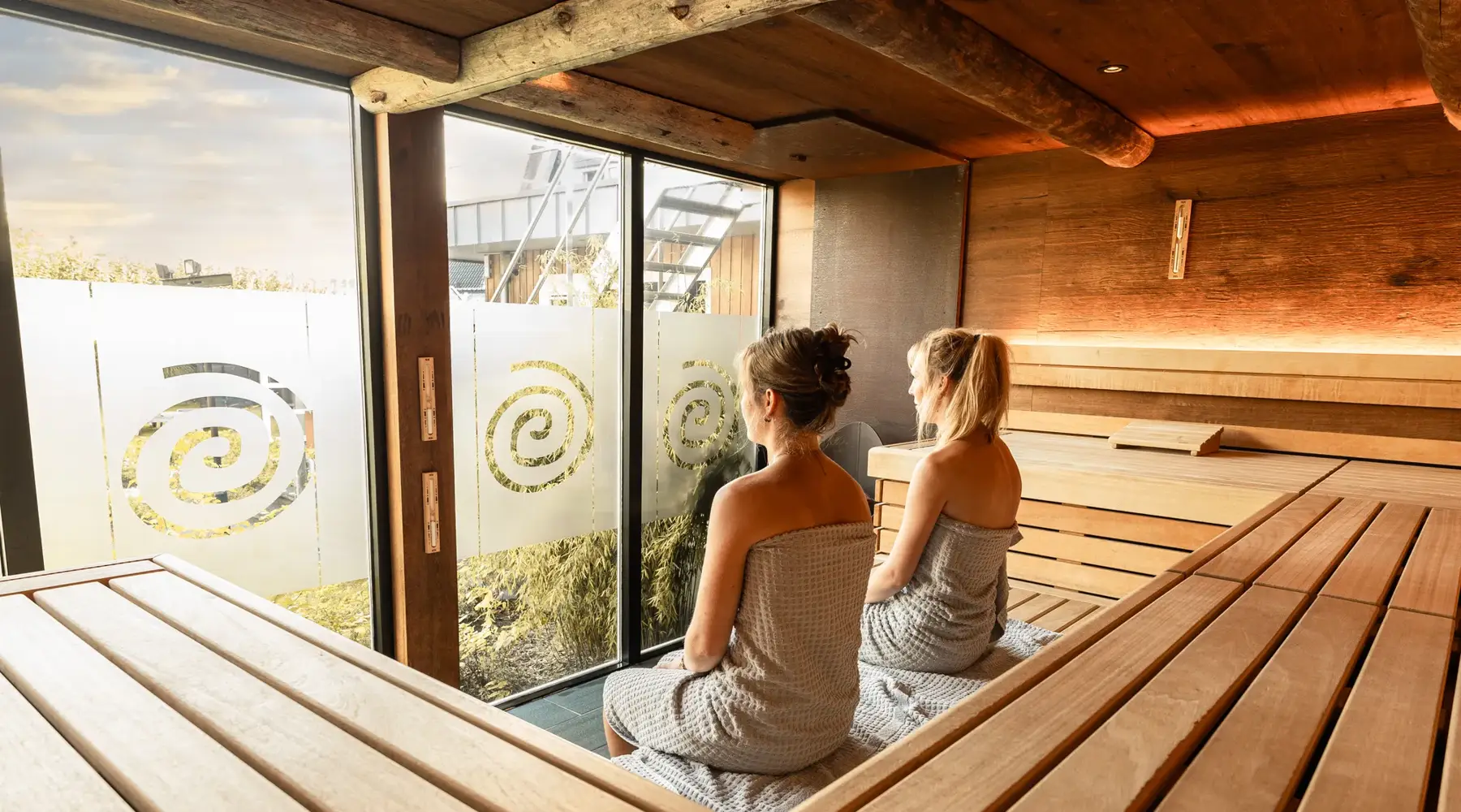 2 Damen in der Sauna des LeeuwerikHoeve Burgum