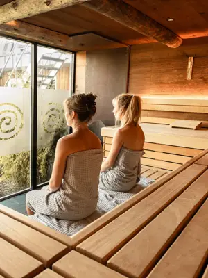 2 Damen in der Sauna