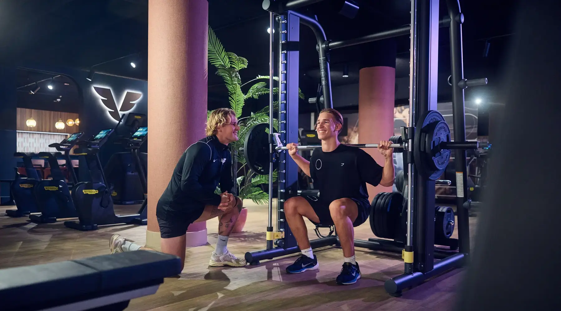 Twee personen aan het sporten in de sportschool