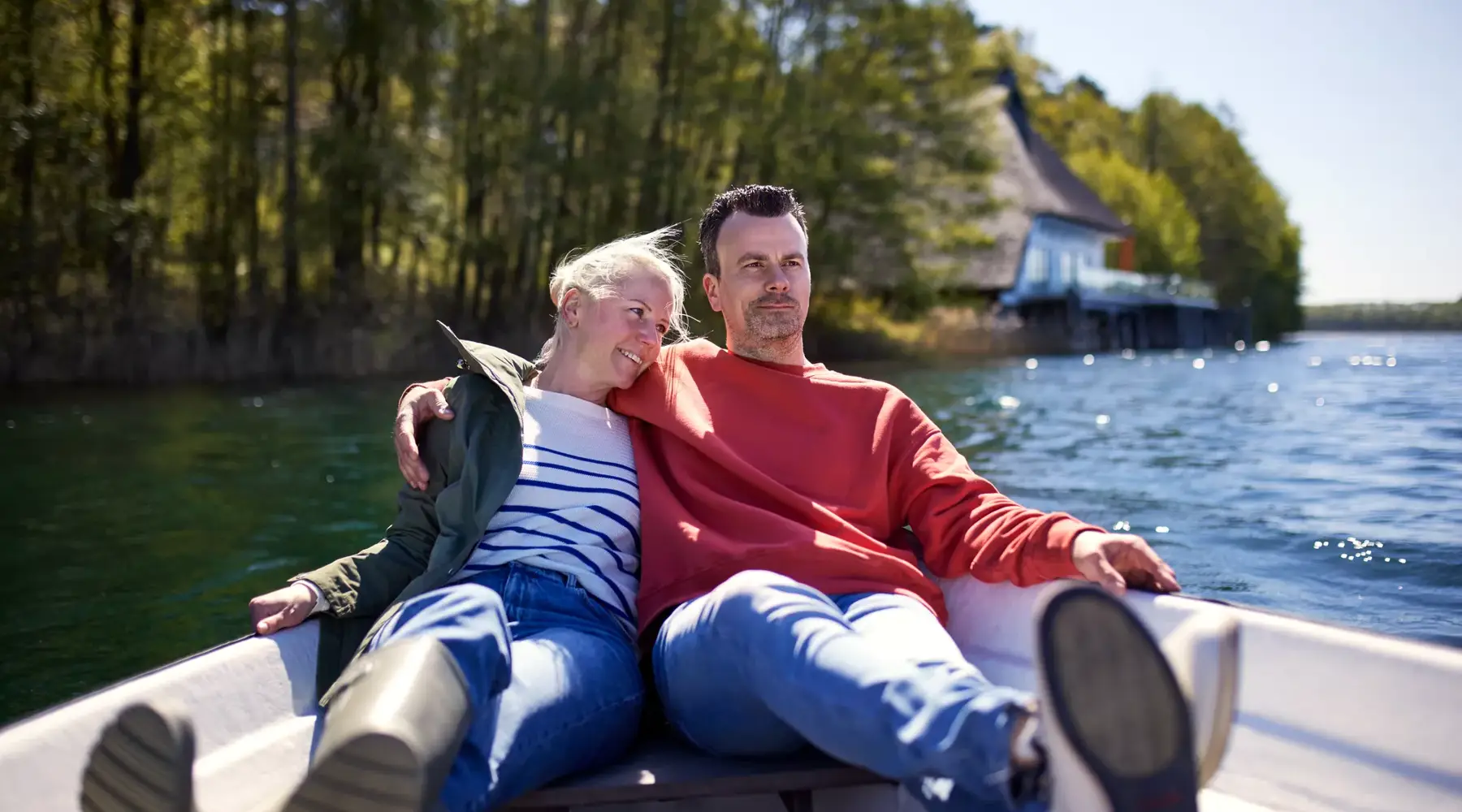 Twee mensen op het water