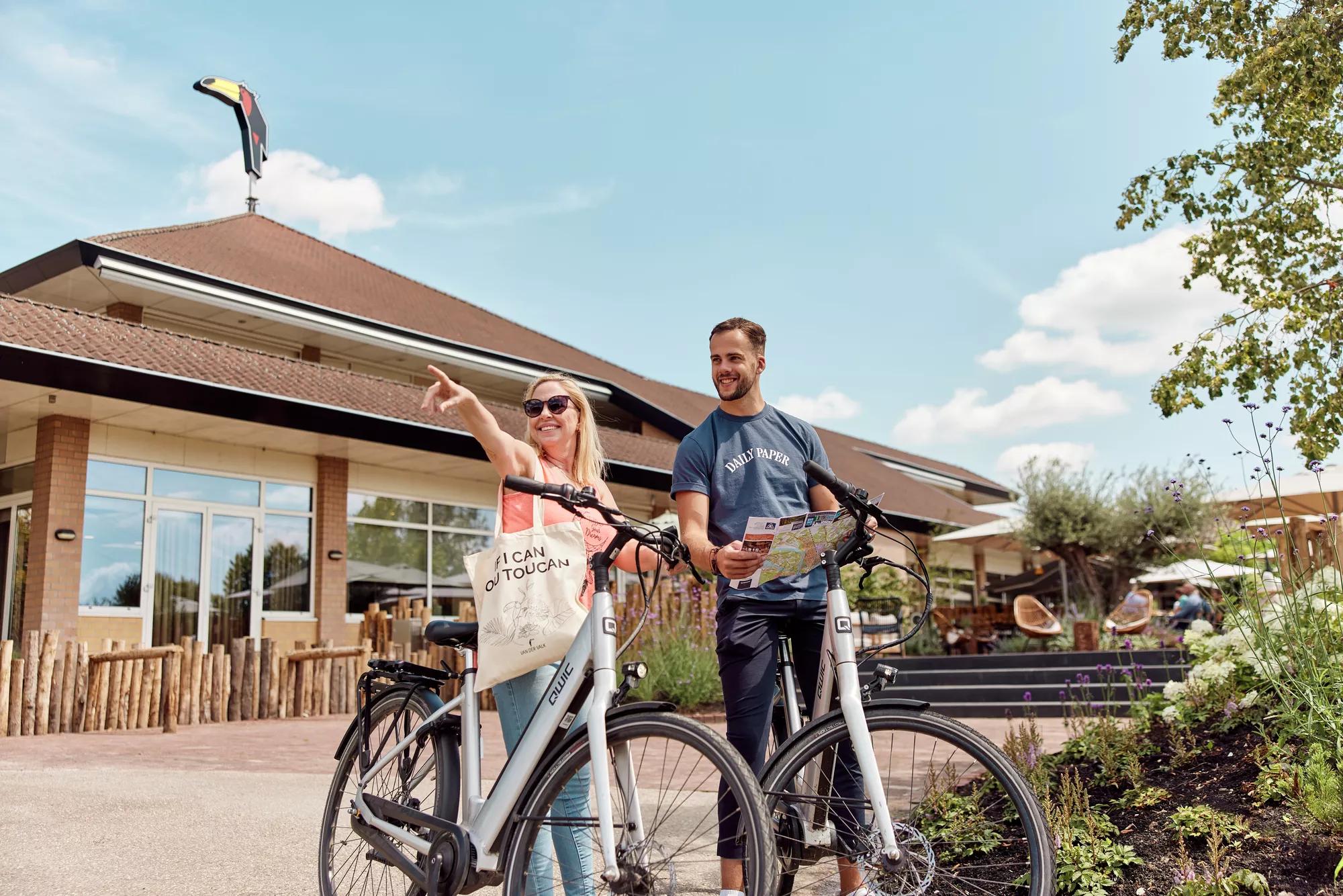 Koppel op de fiets bij Van der Valk Hotel Cuijk - Nijmegen