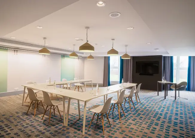 Ein kreativer und moderner Raum mit einem Zickzackmuster auf dem Boden, industriellen Akzenten und gelben Farbtupfern, die eine dynamische Atmosphäre schaffen.