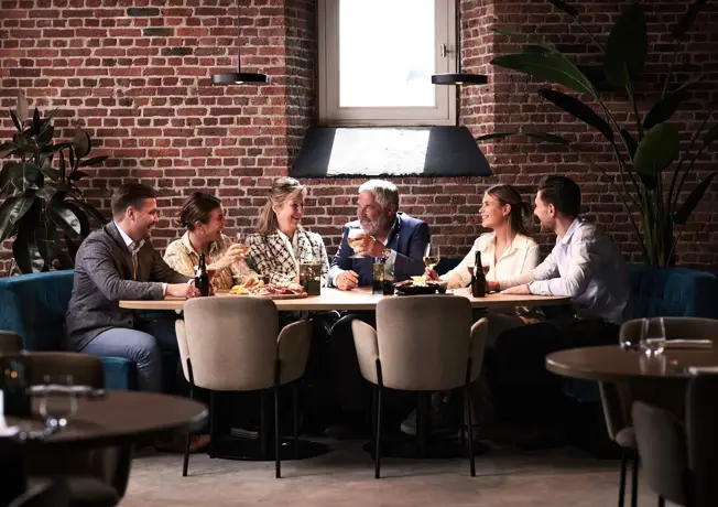 Familie Wohrmann samen aan tafel in restaurant Ouwen Dok.