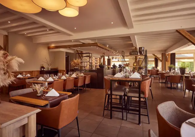 Warme Einrichtung des Restaurants im Hotel Dennenhof