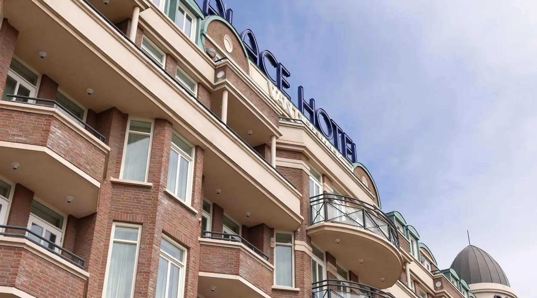 Frontansicht des Palace Hotels 