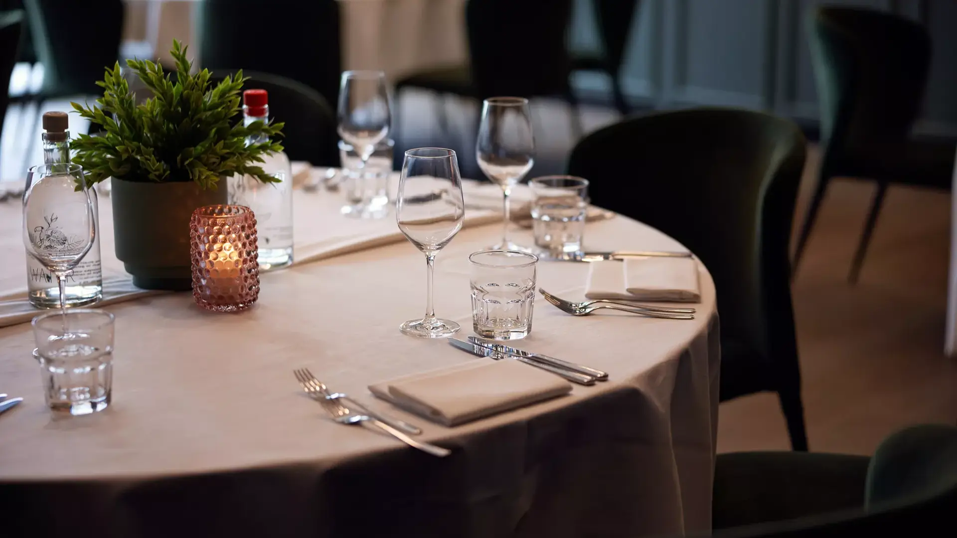 Gedekte tafel in zaal Batavia