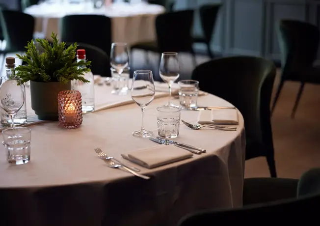 Gedeckter Tisch im Saal Batavia