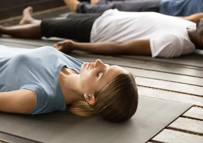 Yoga aan het meer in Van der Valk Naturresort Drewit