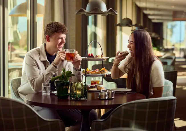 Twee mensen genieten van een High Tea